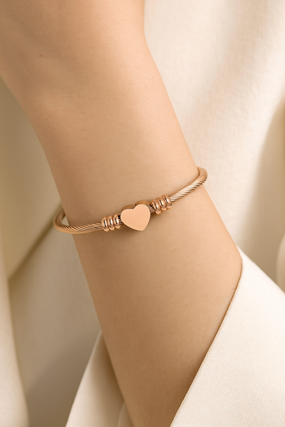 Flexibles Armband mit Herz-Detail in Gold